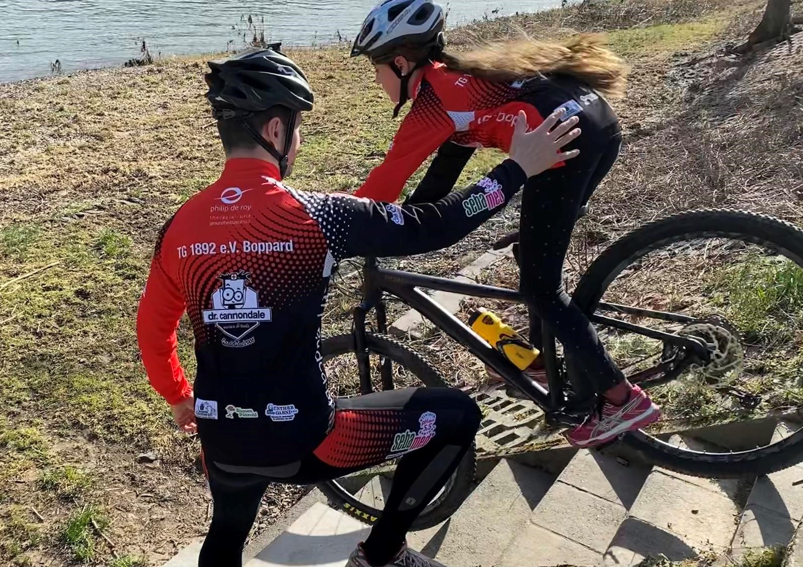 Mountainbiker starten Außentraining